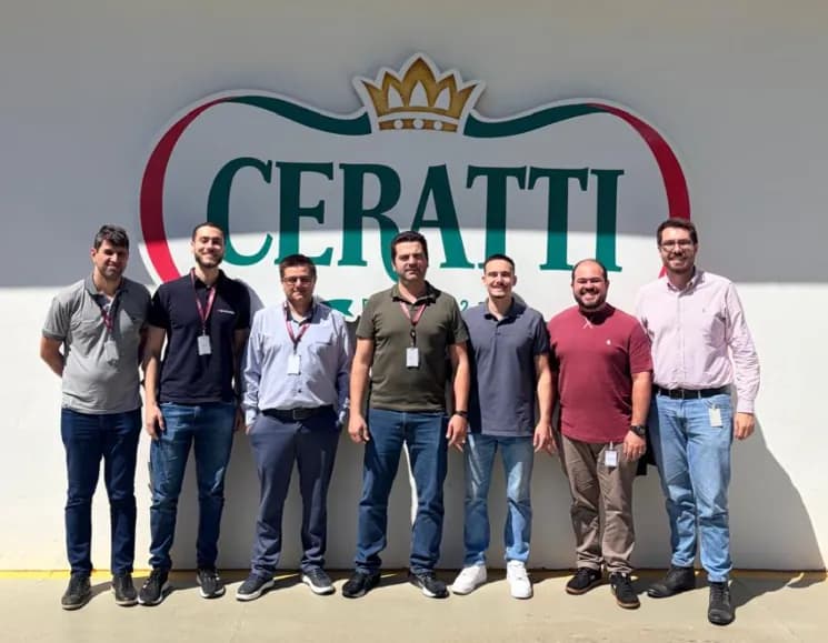 Equipes da Ceratti e da Landix em frente à fábrica